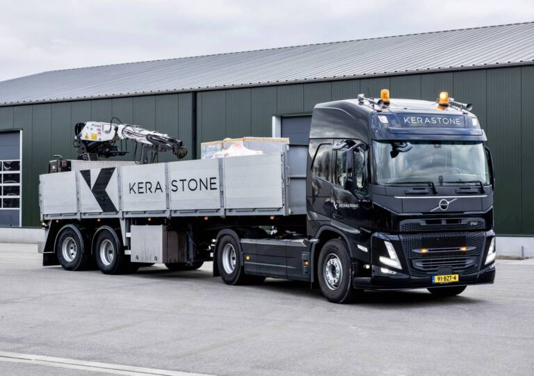 nieuwe-vrachtwagen-met-trailer-2